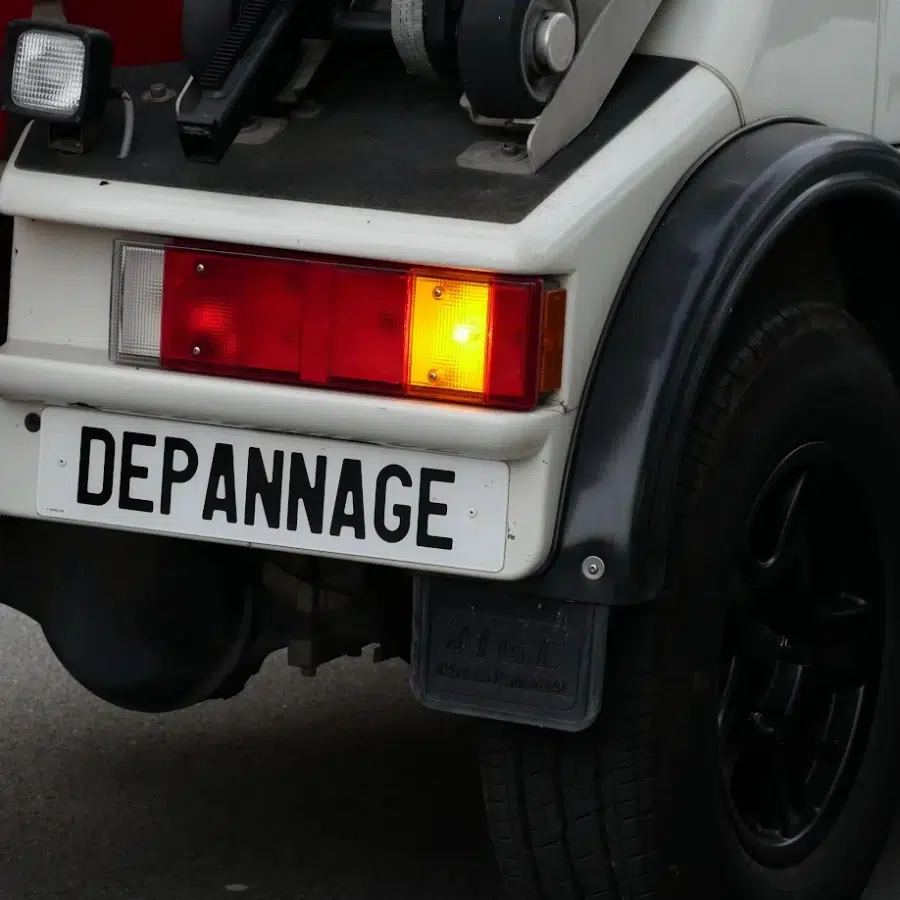 Camion de dépannage avec feu allumé